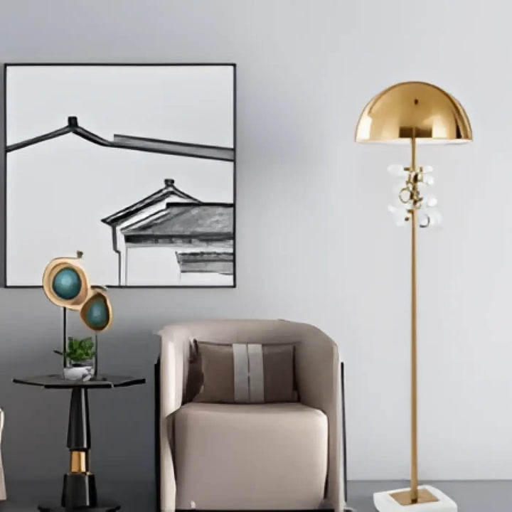 Lampadaire lyra en métal doré avec sphères lumineuses et accents cristallins pour décoration intérieure élégante