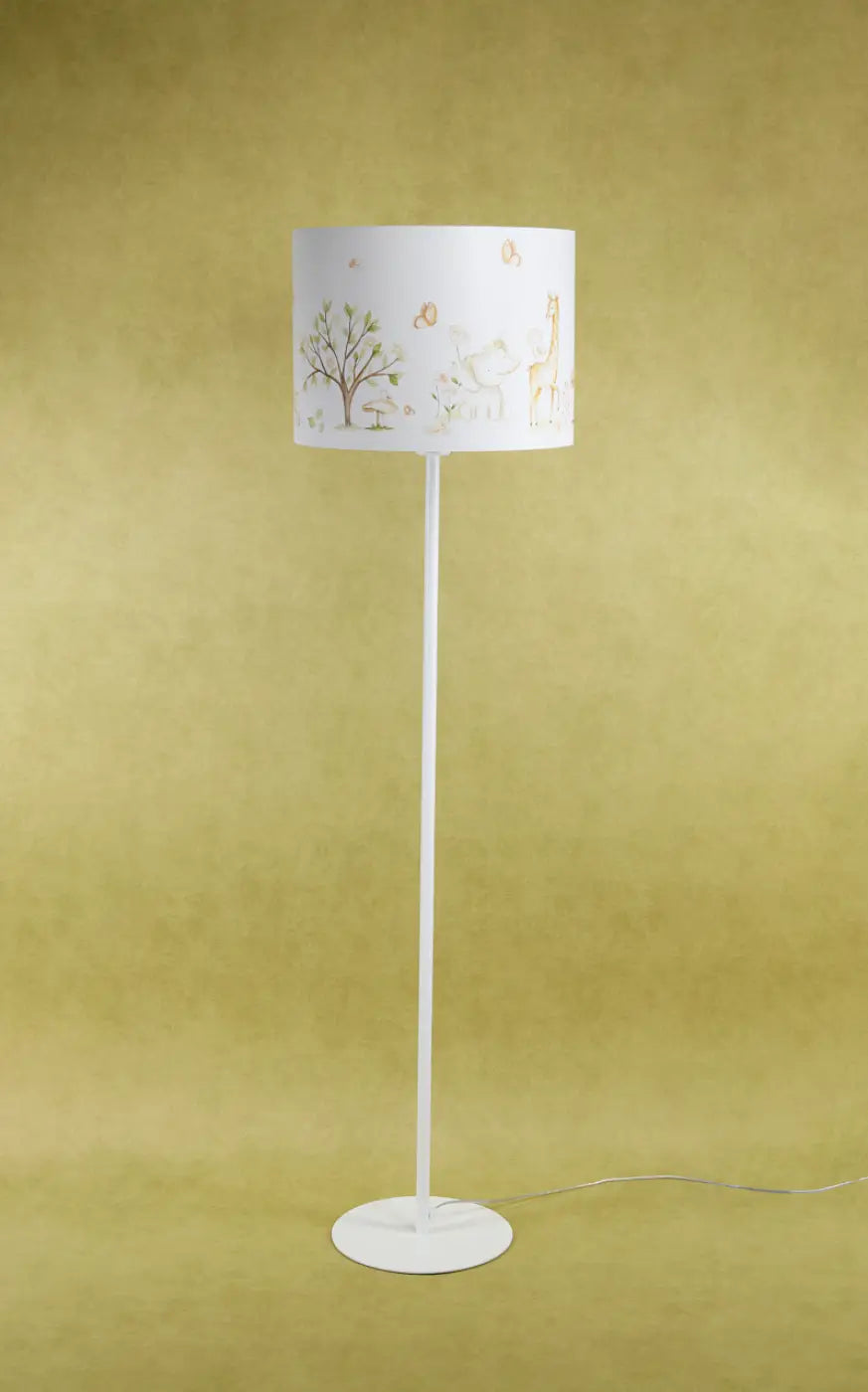 Lampadaire enfant blanc avec abat-jour cylindrique en carton marron clair à découpes nature participe à créer une ambiance douce