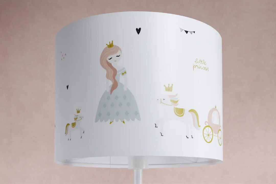 Lampadaire enfant blanc avec abat-jour princesse charmante en blanc et or featuring princesse endormie en robe bleue et carrosse