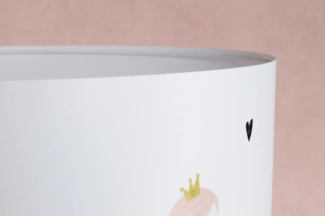 Lampadaire enfant blanc sweet dreams avec rangement cylindrique blanc orné de couronne dorée et cœur noir minimaliste