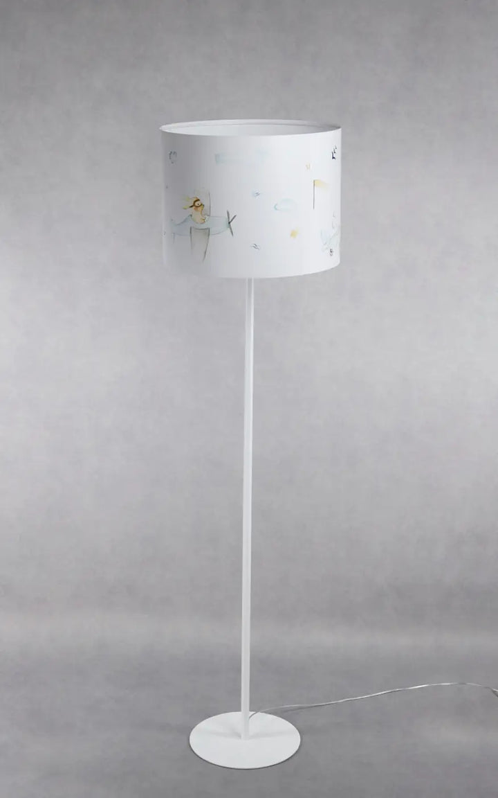 Lampadaire enfant blanc avec abat-jour cylindrique illustré de personnages pastel pour décor aérien sweet dreams