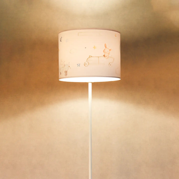 Lampadaire enfant blanc avec abat-jour crème décor aérien illustré d’un lapin et notes musicales sur pied blanc