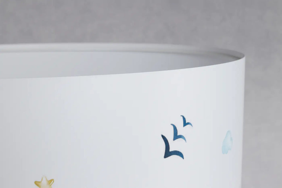 Lampadaire enfant blanc avec abat-jour cylindrique orné de silhouettes d’oiseaux bleus et étoile dorée décor aérien