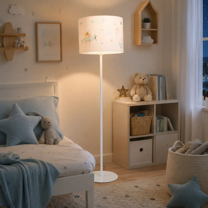 Lampadaire enfant blanc avec abat-jour cylindrique illustré d’animaux et nuages pour un décor aérien doux