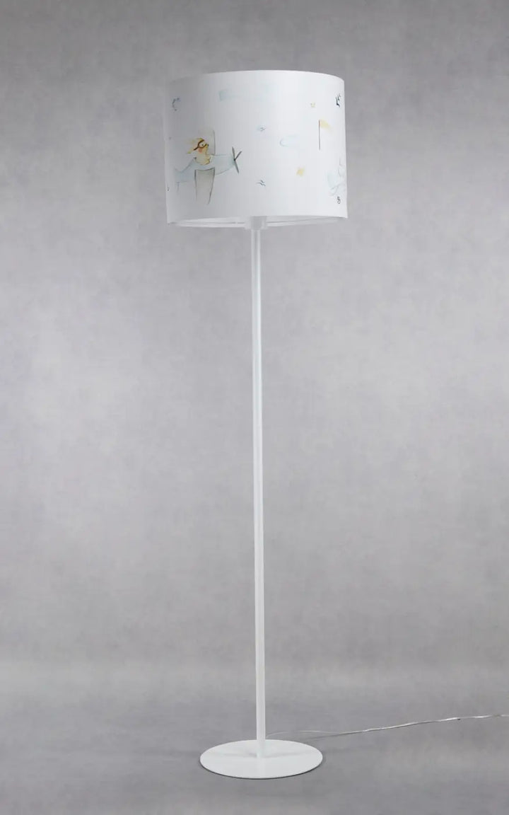 Lampadaire enfant blanc avec abat-jour cylindrique illustré en tons pastel pour un décor aérien doux