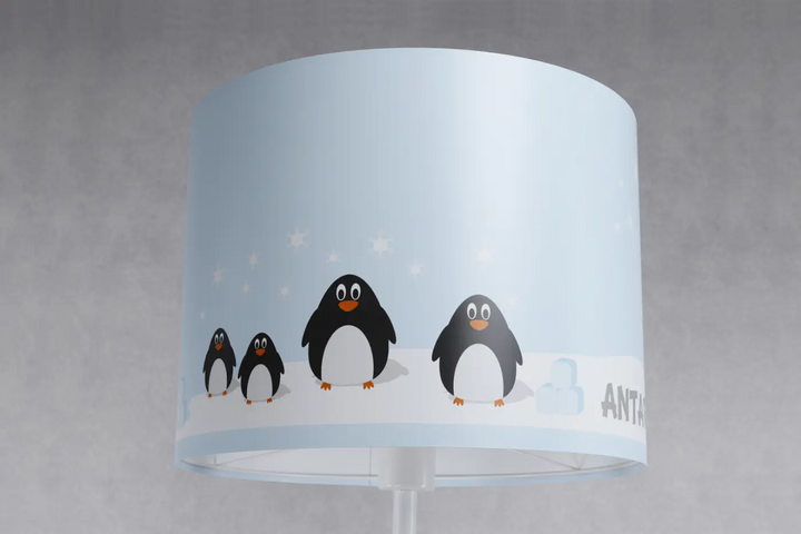 Lampadaire enfant bleu pastel avec abat-jour cylindre illustré d une famille de pingouins sur fond neigeux plus qu un simple luminaire