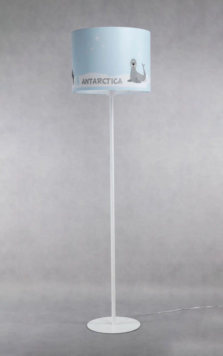 Lampadaire enfant blanc avec abat-jour bleu pastel illustré d’un phoque et texte antarctica sur pied blanc circulaire
