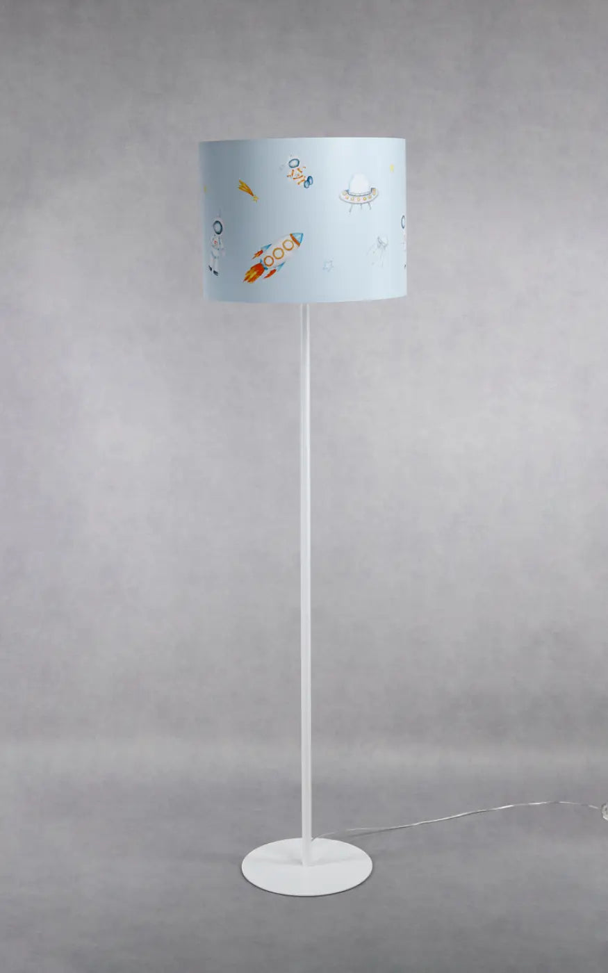 Lampadaire enfant bleu pastel avec abat-jour cylindrique illustré d’éléments spatiaux pour aux aventures