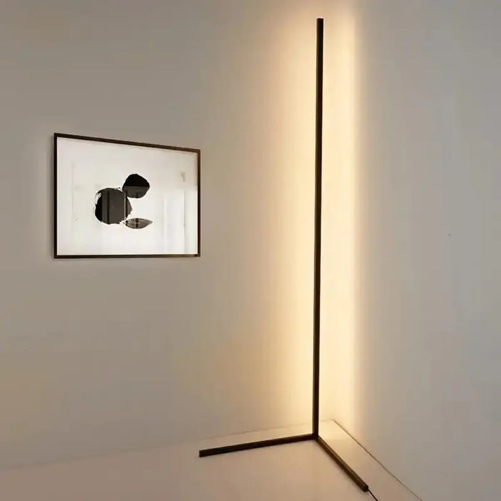 Lampadaire led cyber avec cadre métallique noir élégant et éclairage led smart diffus et chaleureux le long de sa hauteur