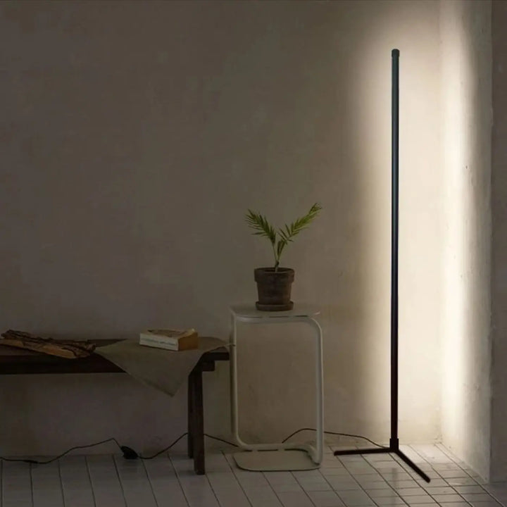 Lampadaire led smart noir minimaliste avec design cylindrique fin et base trépied modèle cyber