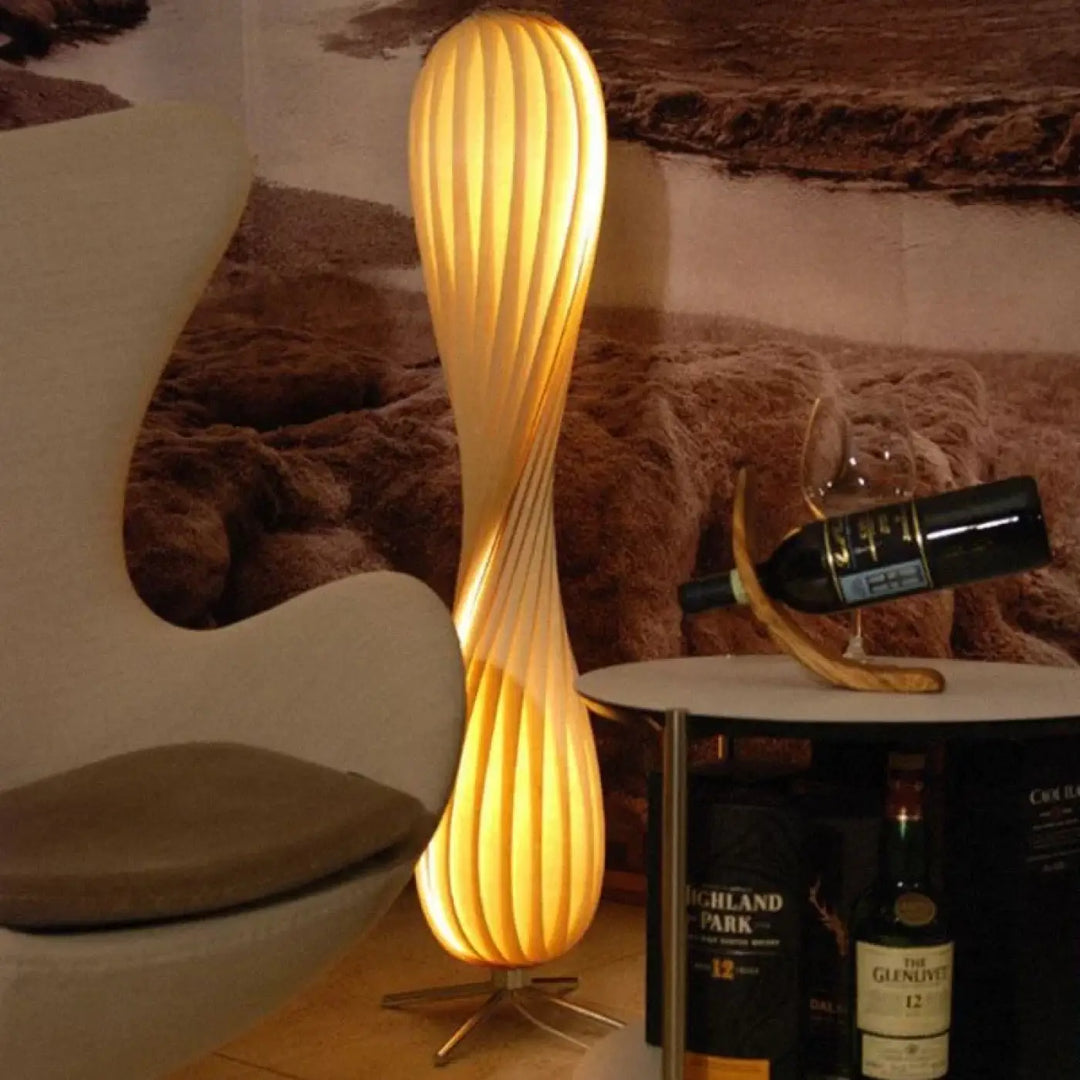 Lampadaire marron design avec lumière chaude, structure torsadée sculpturale et socle métallique élégant par JIAR
