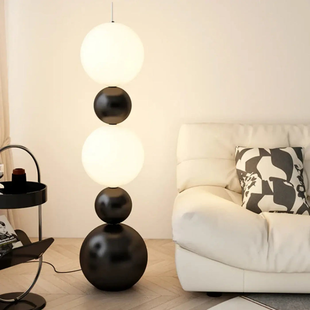 Lampadaire maitora minimaliste chic avec boules lumineuses blanches et noires empilées pour décoration intérieure