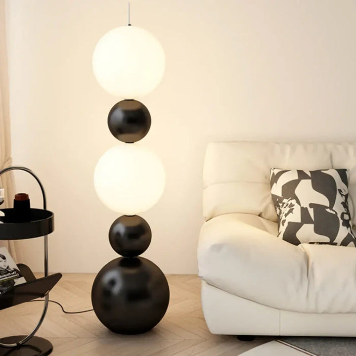 Lampadaire maitora minimaliste chic avec boules lumineuses blanches et noires empilées pour décoration intérieure