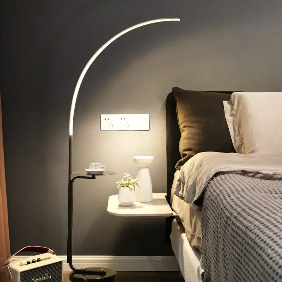 Lampadaire minimaliste en métal avec tablette au design épuré