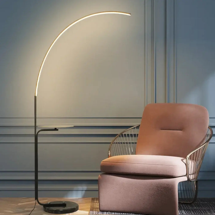 Lampadaire minimaliste en métal avec tablette au design épuré