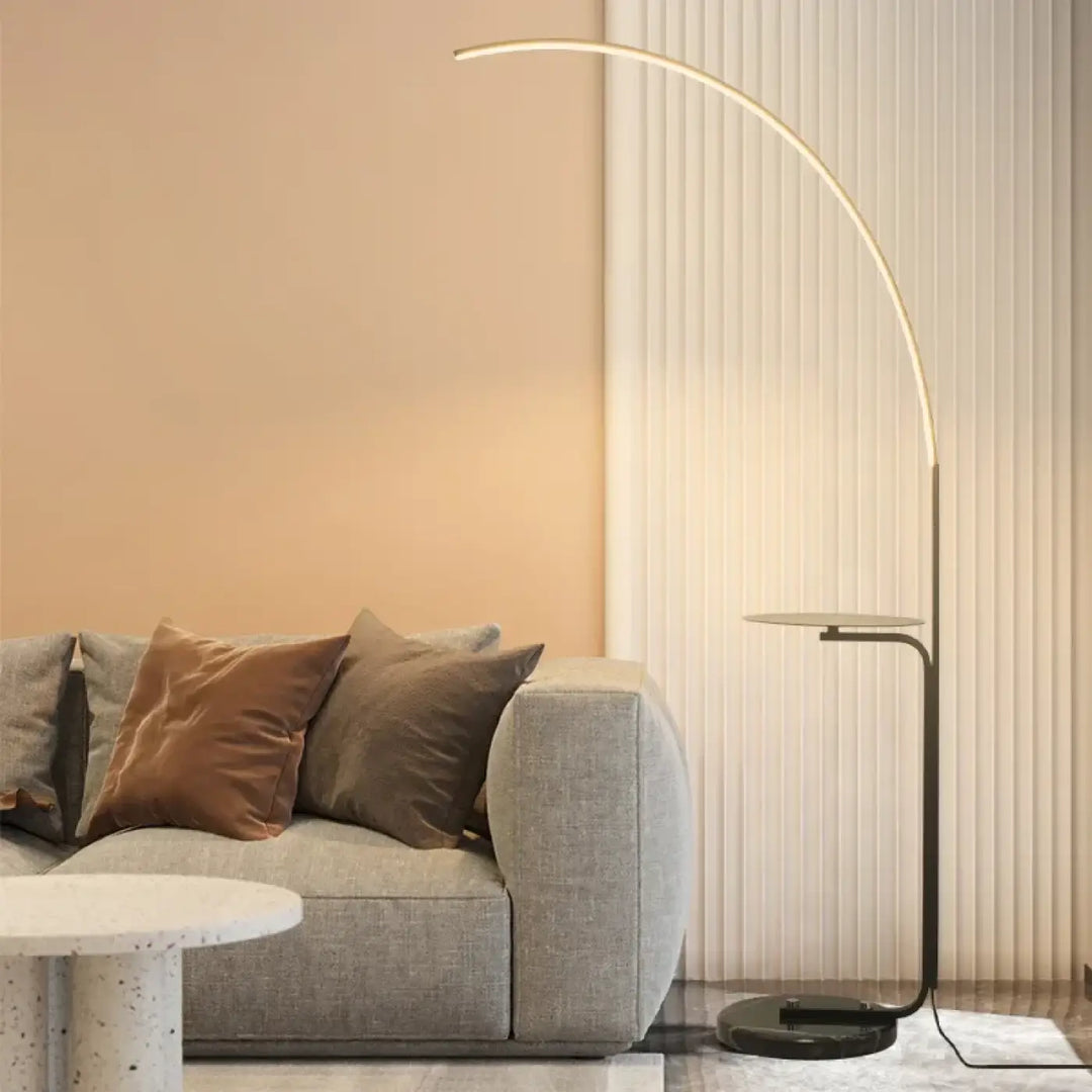 Lampadaire minimaliste en métal avec tablette au design épuré