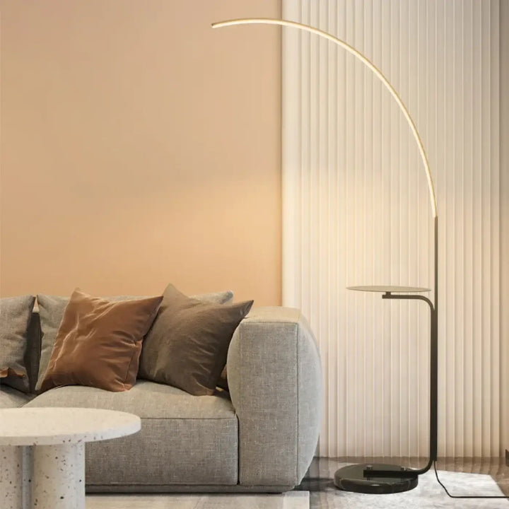 Lampadaire minimaliste en métal avec tablette au design épuré