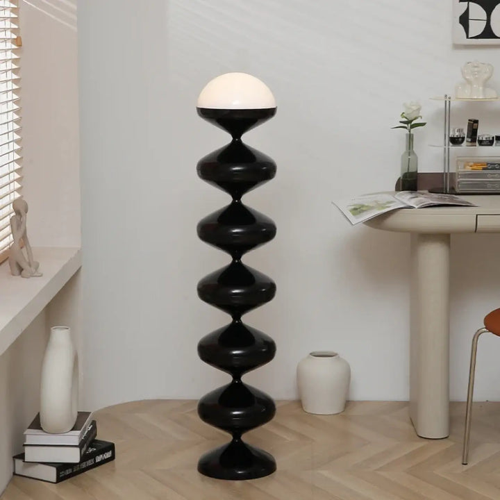 Lampadaire moderne mousha noir et blanc avec design sculptural brillant pour un éclairage élégant et design unique