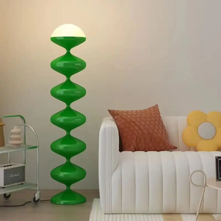 Lampadaire moderne mousha vert vif avec base sculpturale en segments bulbeux et éclairage élégant à dôme blanc