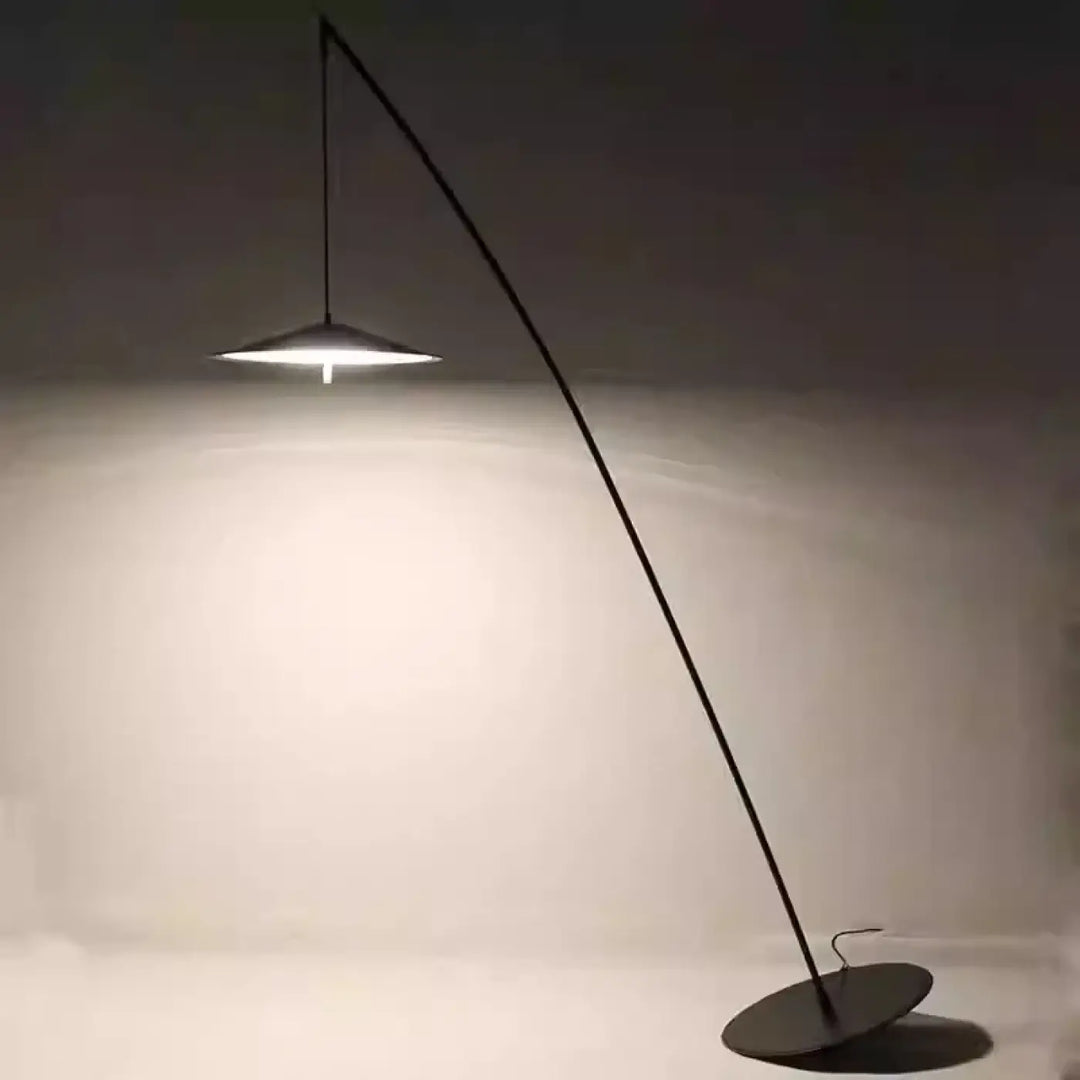 Lampadaire moderne sleek noir avec base circulaire et design courbé permet également une diffusion élégante arkio