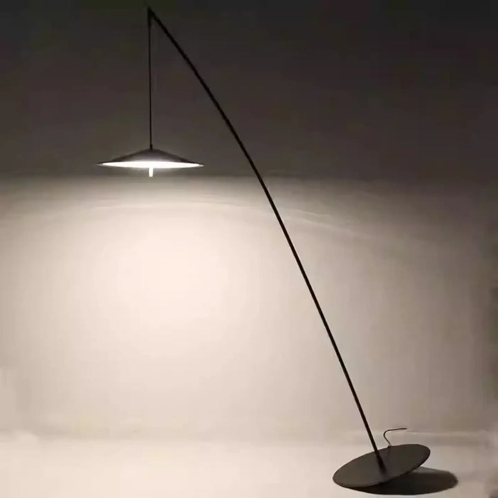 Lampadaire moderne sleek noir avec base circulaire et design courbé permet également une diffusion élégante arkio