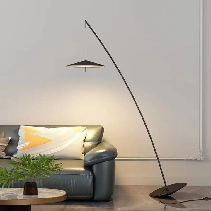 Lampadaire moderne arkio noir avec diffuseur suspendu circulaire et design minimaliste permettant également un éclairage élégant