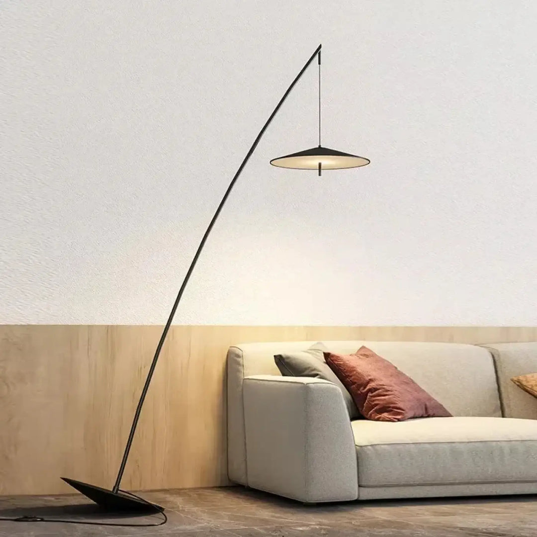 Lampadaire moderne arkio noir avec bras métallique courbé et diffuseur suspendu circulaire qui permet également une lumière douce