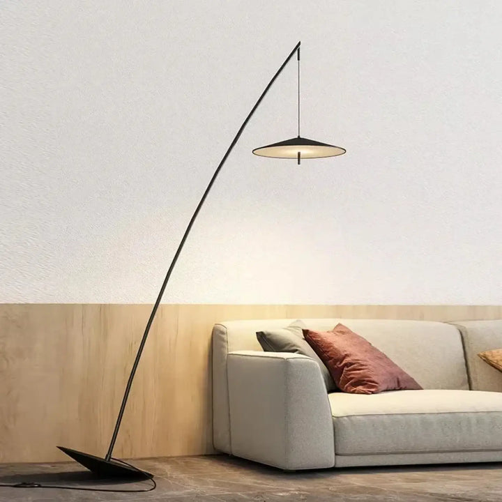 Lampadaire moderne arkio noir avec bras métallique courbé et diffuseur suspendu circulaire qui permet également une lumière douce