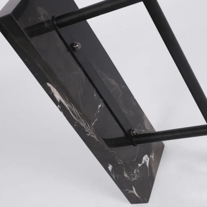 Lampadaire noir au design minimaliste pour intérieur élégant