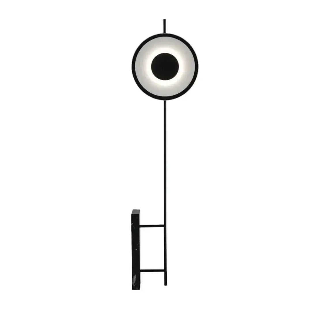 Lampadaire noir au design minimaliste pour intérieur élégant