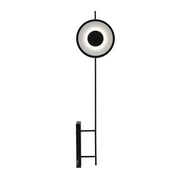 Lampadaire noir au design minimaliste pour intérieur élégant