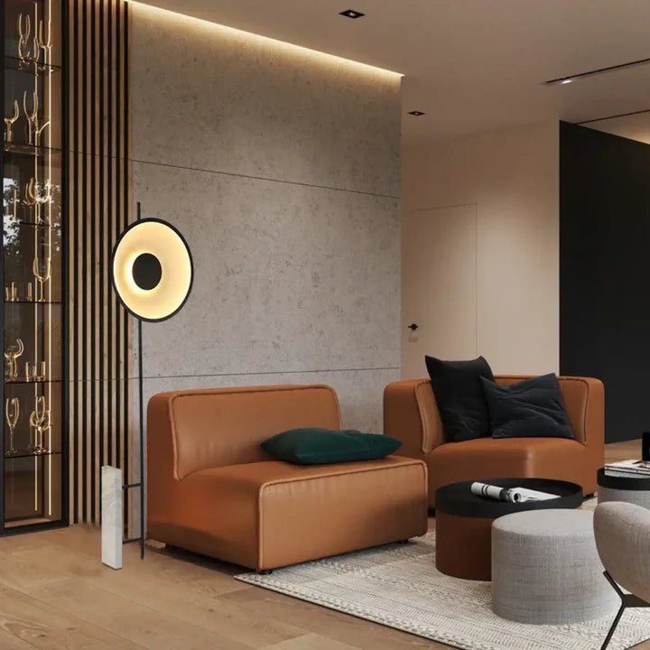 Lampadaire noir au design minimaliste pour intérieur élégant