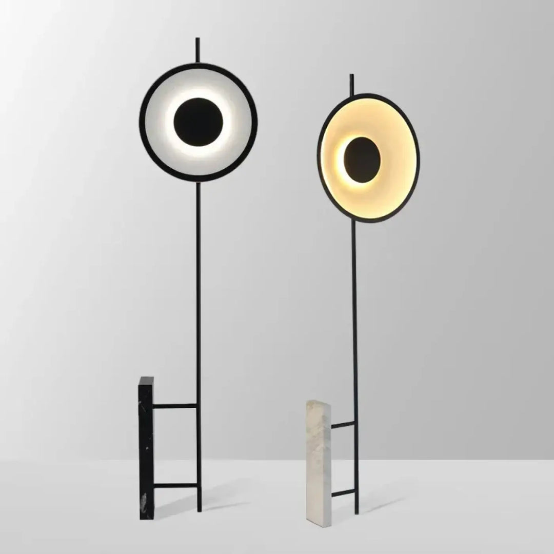 Lampadaire noir au design minimaliste pour intérieur élégant
