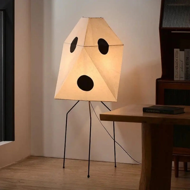 Lampadaire saki avec abat-jour beige en papier de riz led akari noguchi et pieds métalliques noirs fins