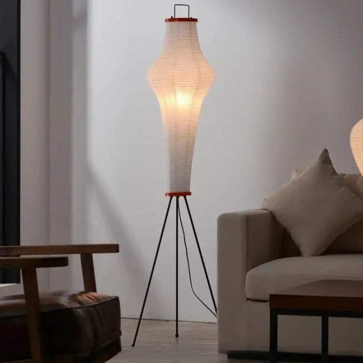 Lampadaire saki avec abat-jour en papier de riz led akari noguchi blanc et accents rouges sur pieds tripodes noirs