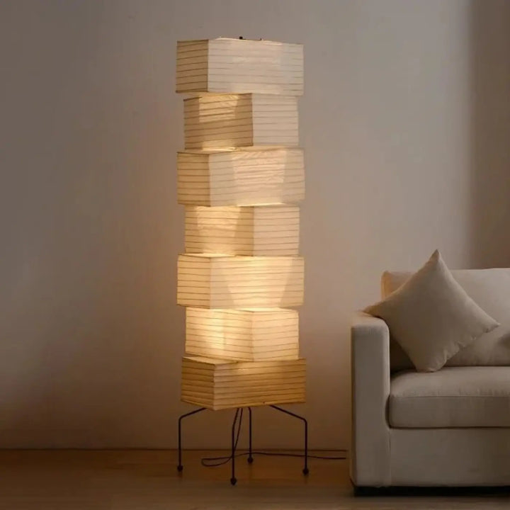 Lampadaire saki avec lanterne en papier de riz led de style akari noguchi et base metallique noire minimaliste