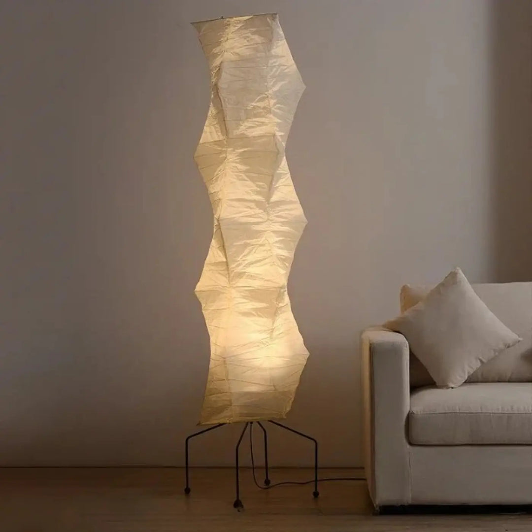 Lampadaire saki avec abat-jour en papier de riz led crème ondulé et trépied métallique noir inspiré par akari noguchi
