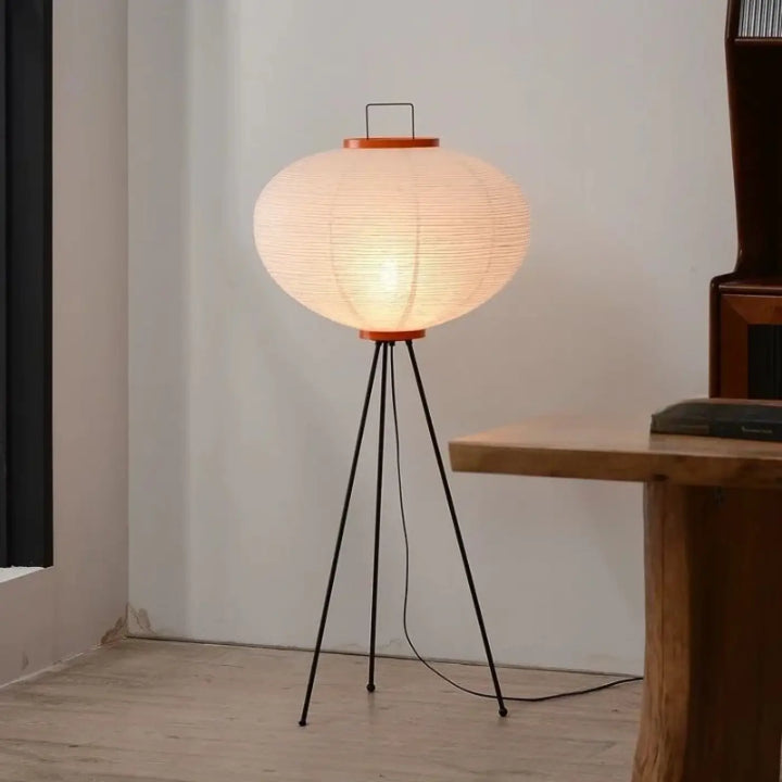Lampadaire saki avec led rice paper chaleureusement éclairé et base trépied en papier de riz akari noguchi