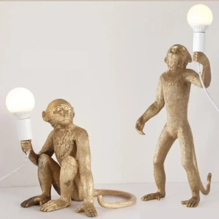 Lampadaire singe doré avec détails fins et base élégante tenant des ampoules lumineuses pour un éclairage décoratif