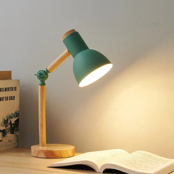 Lampe de table lily en vert mat avec base en bois et bras articulé alliant esthétique bureau scandinave décoratif