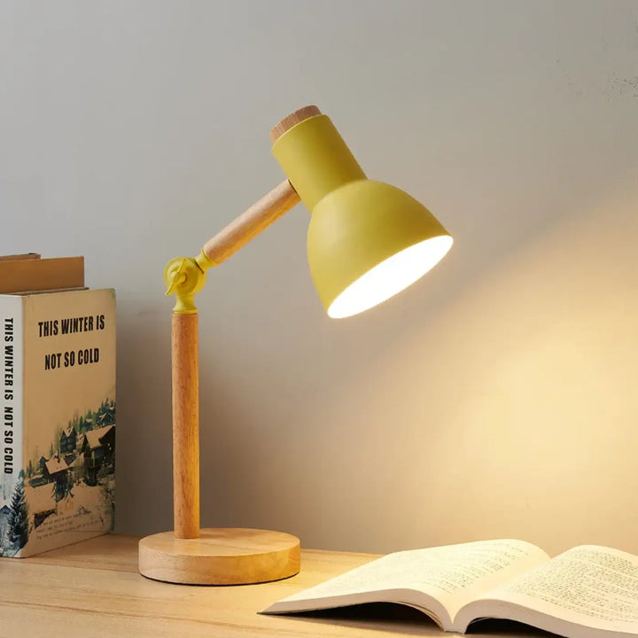 Lampe de table lily jaune en métal avec base en bois alliant esthétique pour bureau scandinave et objet décoratif