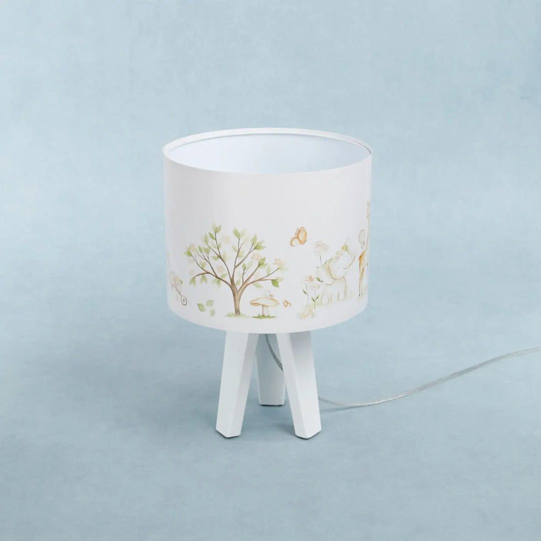 Lampe de table sweet dreams blanche avec abat-jour cylindrique nature et base tripode blanche style univers inspiré chevet blanche
