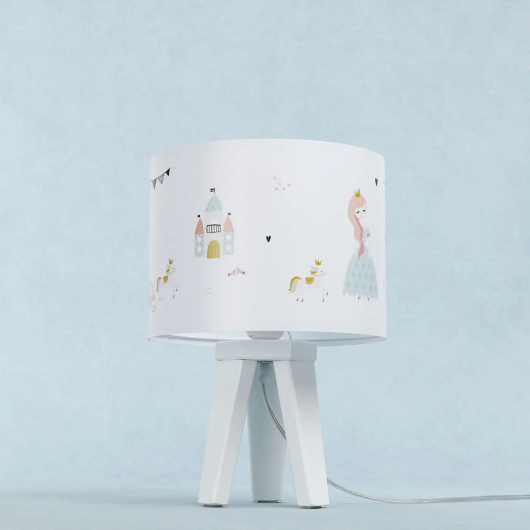Lampe de table chevet blanche avec abat-jour cylindrique princesse féerique en rose doux monté sur pied minimaliste blanc participe à créer un décor charmant