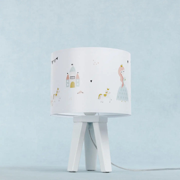 Lampe de table chevet blanche avec abat-jour cylindrique princesse féerique en rose doux monté sur pied minimaliste blanc participe à créer un décor charmant