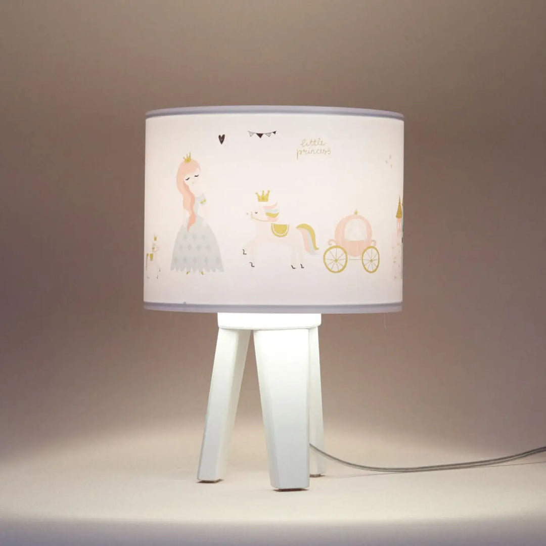 Lampe de table chevet blanche avec abat-jour cylindrique princesse féerique en rose pastel et or qui participe à créer une ambiance douce