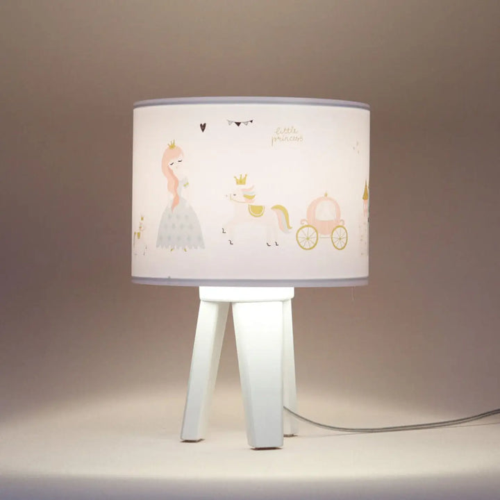 Lampe de table chevet blanche avec abat-jour cylindrique princesse féerique en rose pastel et or qui participe à créer une ambiance douce