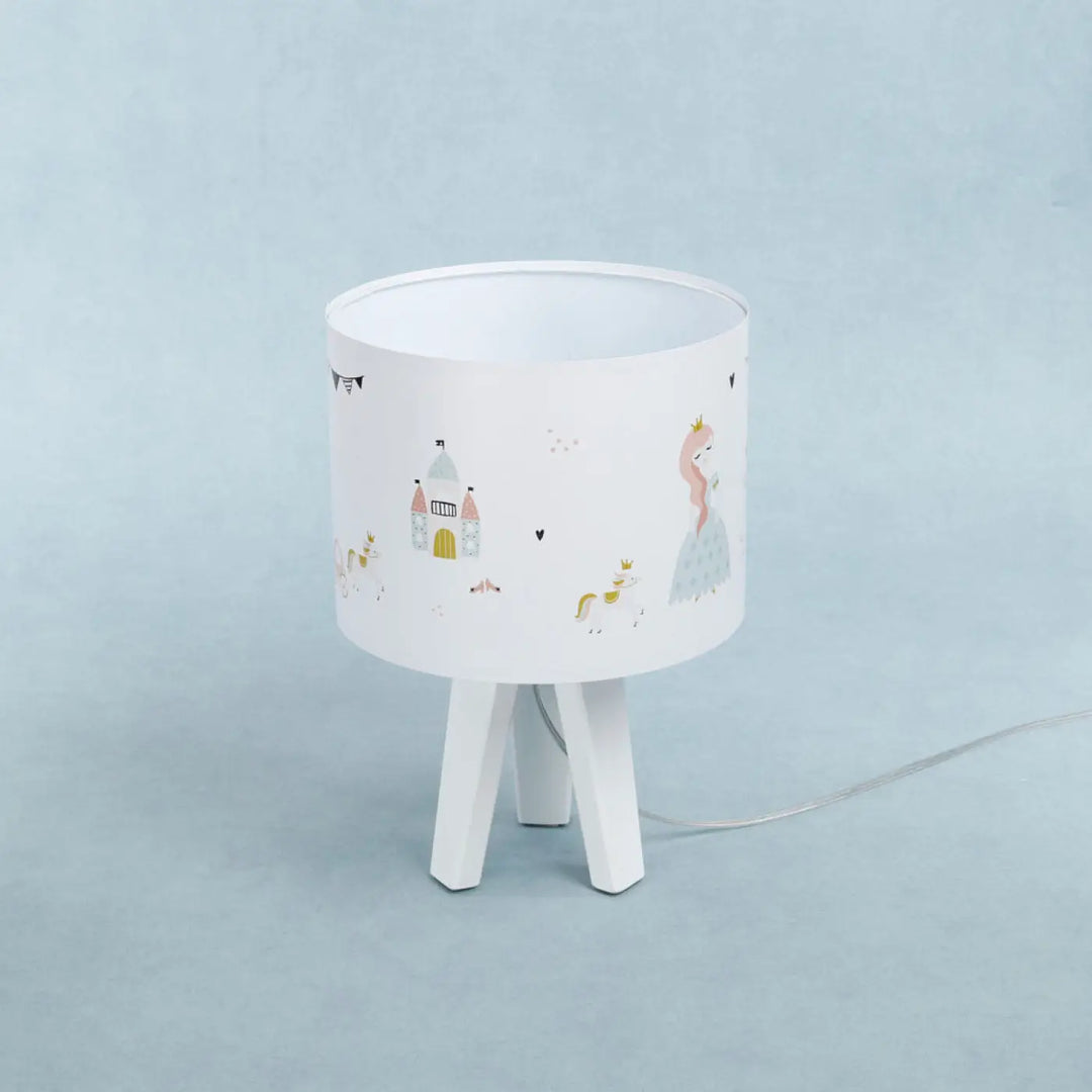 Lampe de table chevet blanche avec abat-jour cylindrique illustré princesse féerique participe à créer une ambiance douce