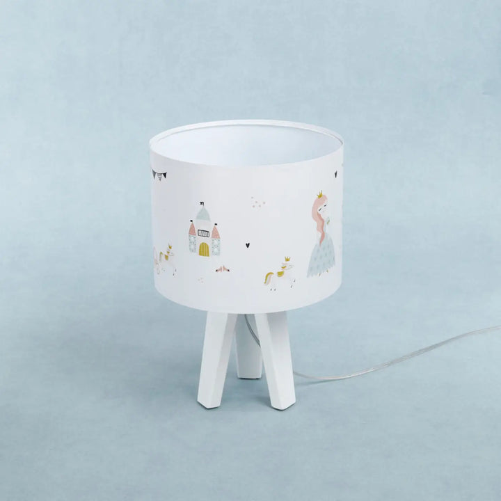 Lampe de table chevet blanche avec abat-jour cylindrique illustré princesse féerique participe à créer une ambiance douce