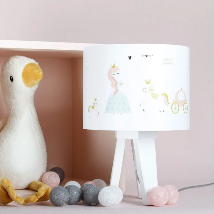 Lampe de chevet blanche avec abat-jour princesse féerique et licorne pour participe à créer une ambiance douce
