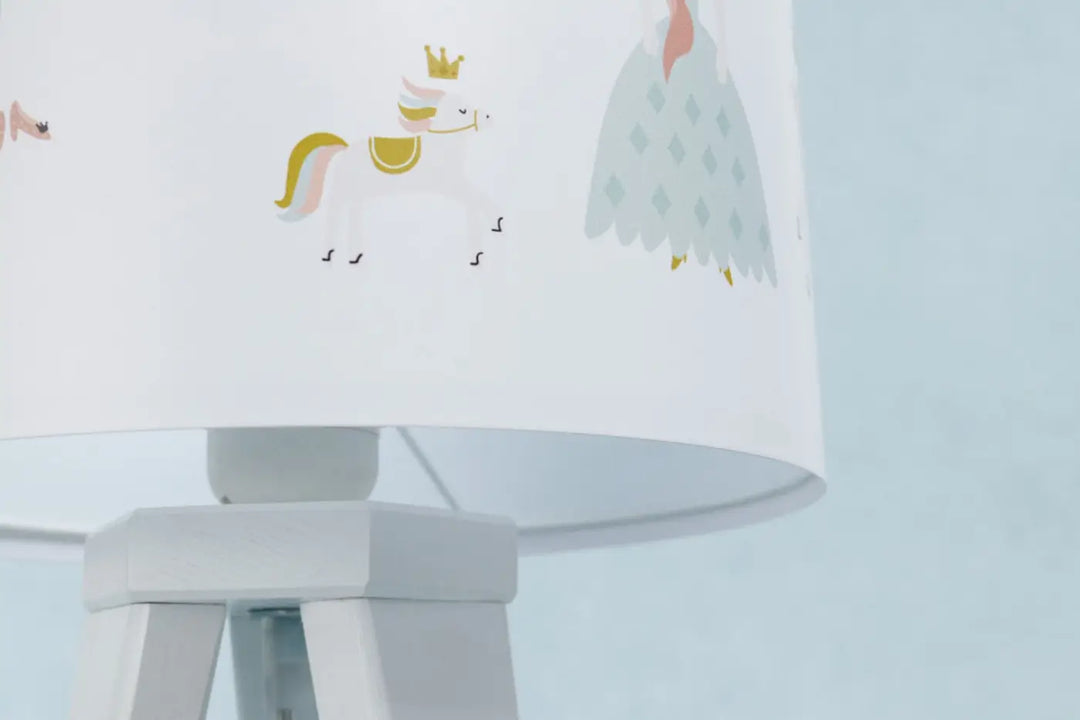 Lampe de table chevet blanche avec illustration féerique princesse et licorne participe à créer ambiance douce
